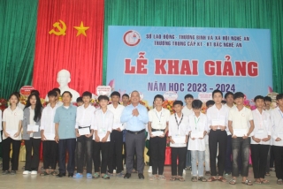Pacific Corporation sponsors scholarships for Bac Nghe An Economic and Technical Intermediate School